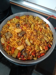 Una foto de Fideuá con verduras y magro