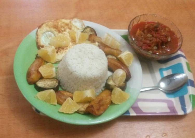 Rice with stew and plantain
