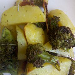 A picture of Potato wedges with broccoli.