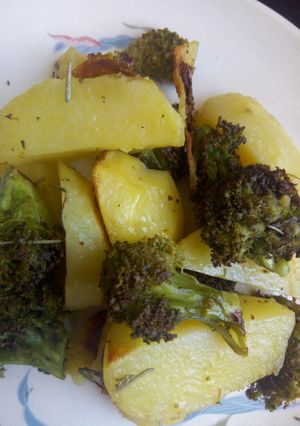 A picture of Potato wedges with broccoli.