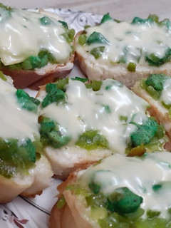A picture of Chicken Cheese Bread.