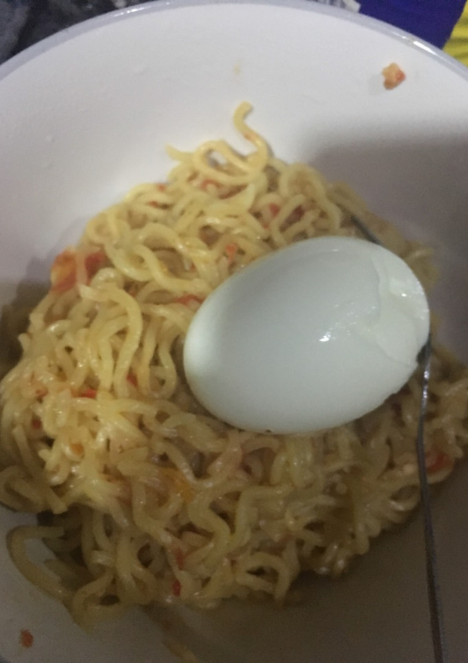 A picture of Noodles with boiled egg.