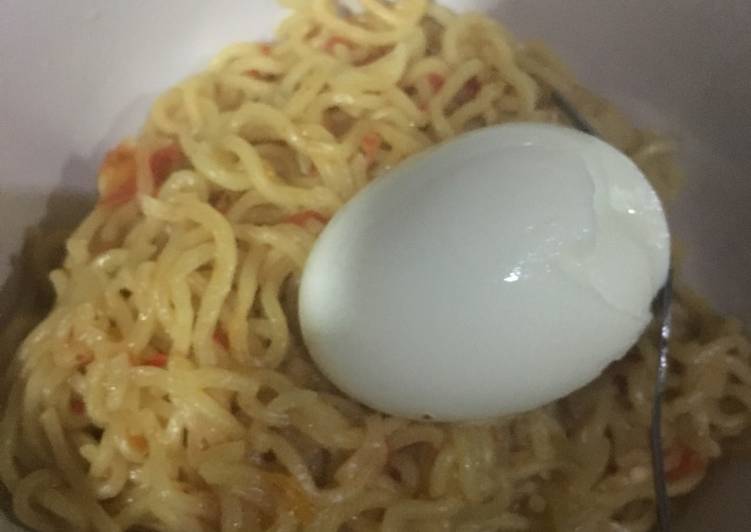 Noodles with boiled egg