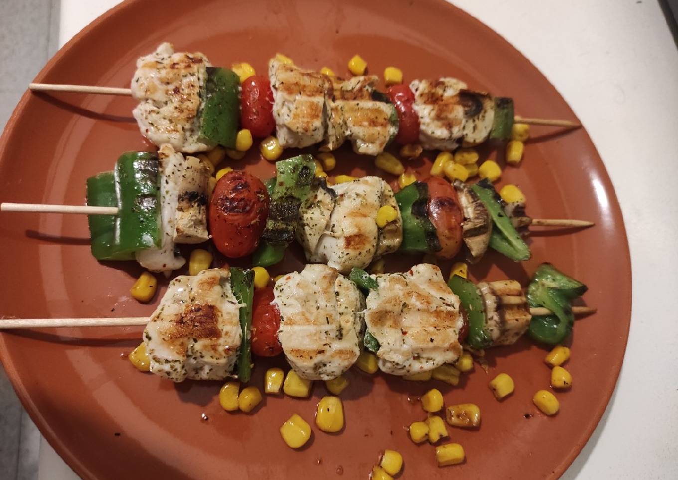 Brochetas de pollo con verduras