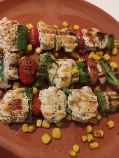 Una foto de Brochetas de pollo con verduras