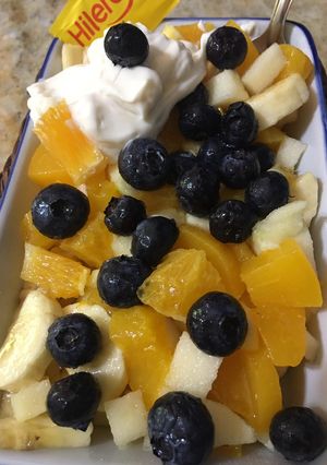 Una foto de Ensalada de frutas con crema ligth 🫐🫐