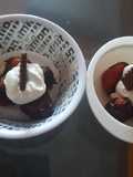 Postre para niños. Fresas, chocolate y crema batida