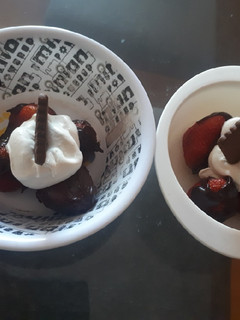 Una foto de Postre para niños. Fresas, chocolate y crema batida