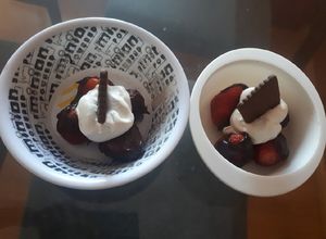 Una foto de Postre para niños. Fresas, chocolate y crema batida