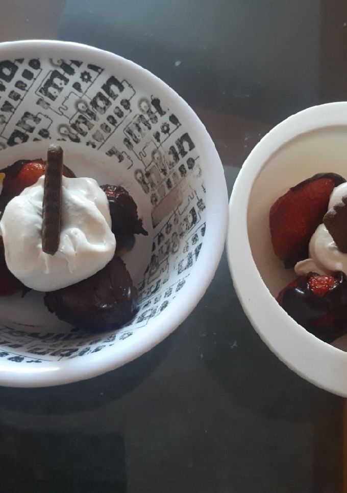 Una foto de Postre para niños. Fresas, chocolate y crema batida