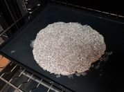Una foto de pizza con masa de lino
