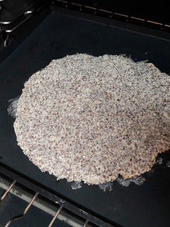 Una foto de Base para pizza simple de almendra y lino sin gluten y vegana🍕