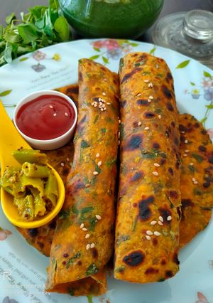 गुजराती मेथी थेपला (Gujarati methi thepla recipe in hindi) रेसिपी मुख्य फोटो