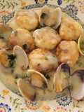 Albóndigas de brandada de bacalao en salsa verde con almejas