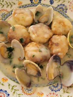 Una foto de Albóndigas de brandada de bacalao en salsa verde con almejas