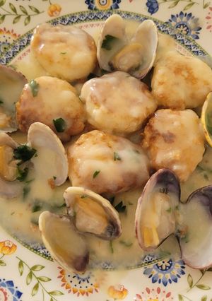 Una foto de Albóndigas de brandada de bacalao en salsa verde con almejas