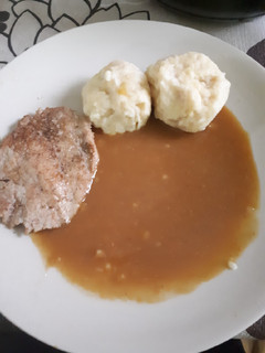 Sült hús barna mártással burgonyagombóccal recept fotója