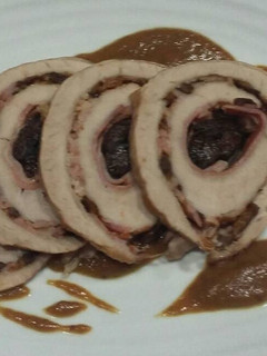 Una foto de Lomo relleno de ciruelas y bacon