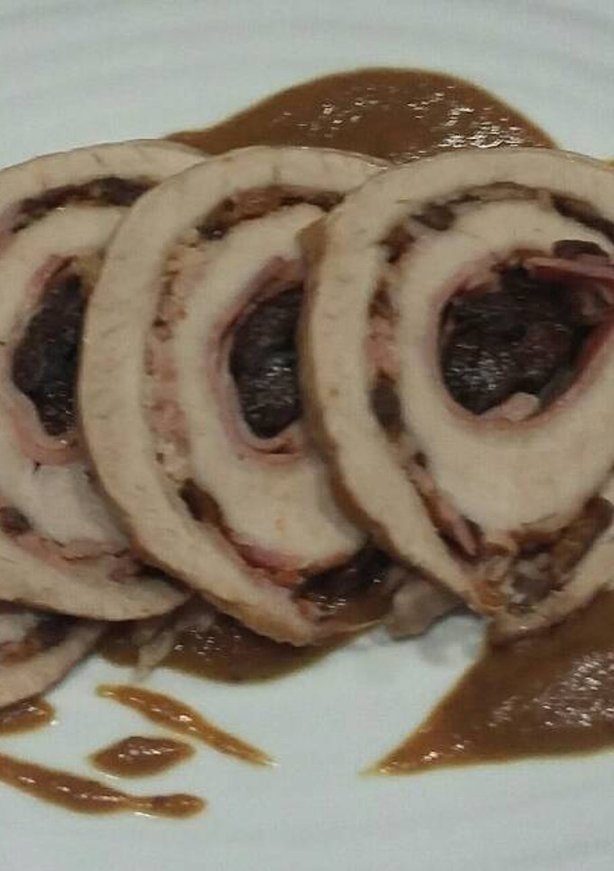 Una foto de Lomo relleno de ciruelas y bacon
