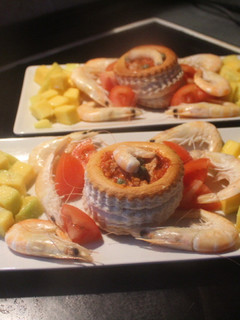 Una foto de Volovan con atún, gambas, mango y tomate