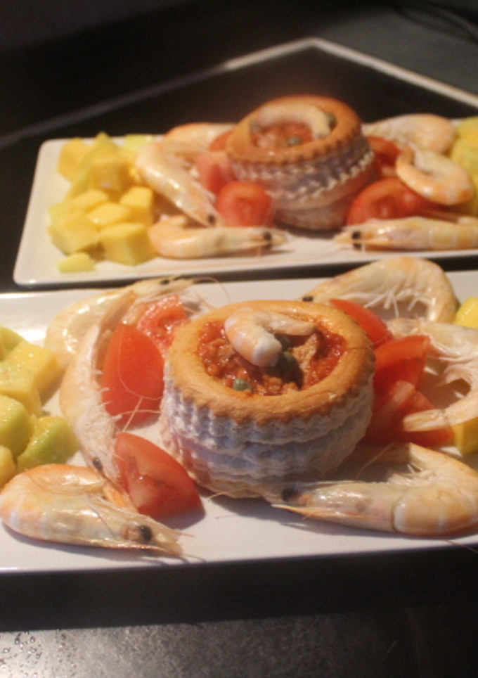 Una foto de Volovan con atún, gambas, mango y tomate