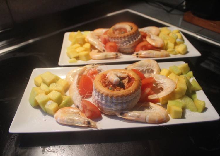 Volovan con atún, gambas, mango y tomate