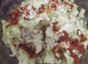 Una foto de Ensalada vegan con salsa ranch vegana