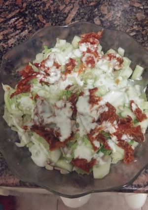 Una foto de Ensalada vegan con salsa ranch vegana