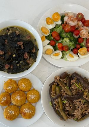 Hình của món Cơm nhà với salad tôm bông cải trứng, cà tím xào thịt băm, bánh bí đỏ phomai, canh rong biển nạm bò.