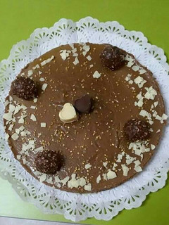 Una foto de Pastel de ferrero rocher