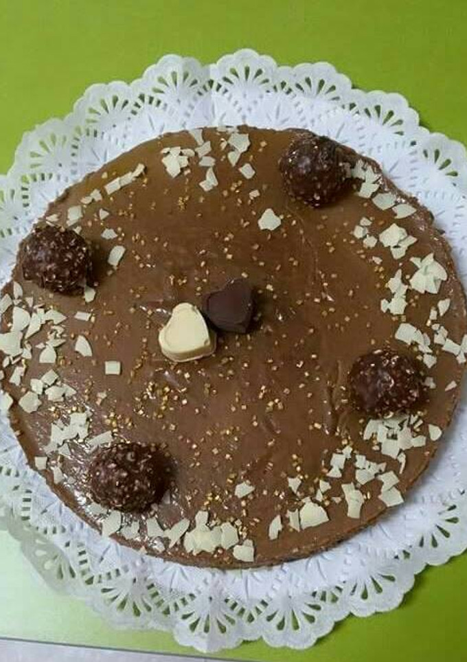 Una foto de Pastel de ferrero rocher