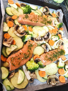 Una foto de Salmón al horno con verduras