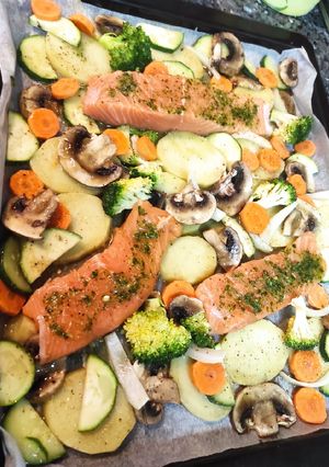 Una foto de Salmón al horno con verduras