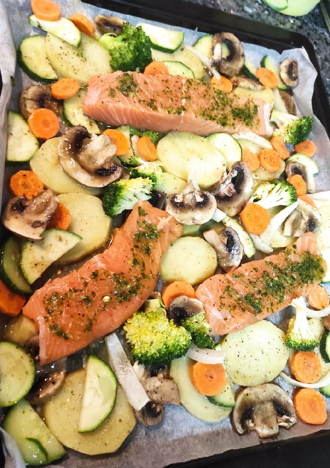 Una foto de Salmón al horno con verduras