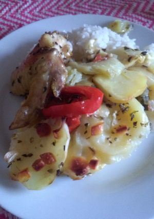 Una foto de Pollo al horno con papas pizza