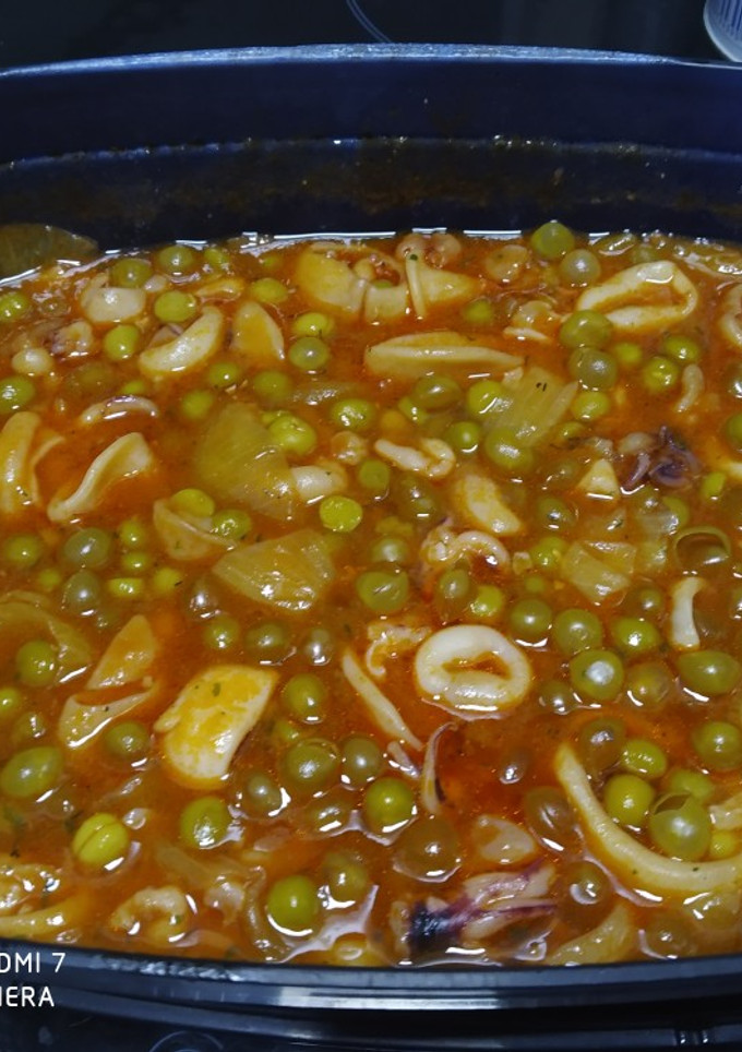 Una foto de Calamares en salsa de tomate y guisantes 😋