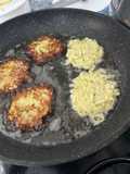 Zucchinipuffer mit Schafskäsedip