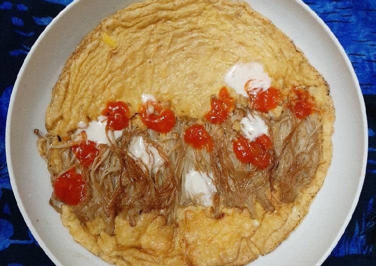 Langkah Mudah untuk Menyiapkan #21. Omelette Enoki Merdeka (telur dadar enoki merah putih) yang Enak