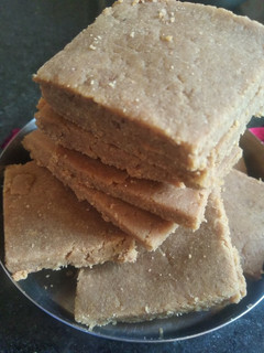 સુખડી(Sukhdi Recipe in Gujarati) રેસીપી મુખ્ય ફોટો