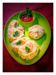 वेज मोमोज (momos recipe in marathi) रेसिपी चे मुख्य फोटो