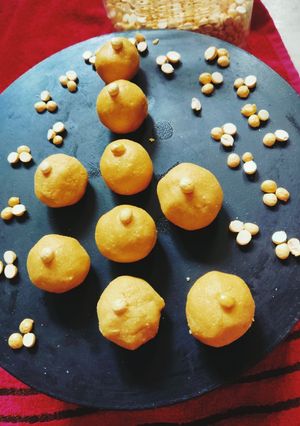 बेसन लड्डू(Besan laddu recipe in Hindi) रेसिपी मुख्य फोटो