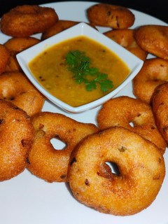 உளுந்து வடை(ulunthu vadai recipe in tamil) செய்முறை முக்கிய புகைப்படம்