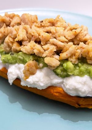 Una foto de Boniato con ricotta, aguacate y carne especiada