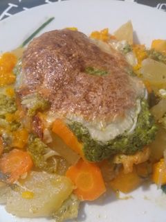 Spenótos-fetás csirkemell mozzarellával, zöldségágyon recept fotója