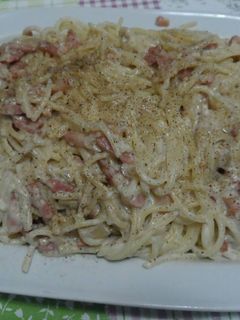 Una foto de Espaghettis con nata y bacon