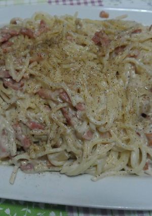 Una foto de Espaghettis con nata y bacon