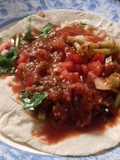 Taquitos de nopal con polvo de camarón y salsa quebrada borracha. (tacos mexicanos veganos)