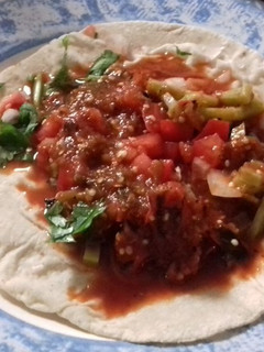 Una foto de Taquitos de nopal con polvo de camarón y salsa quebrada borracha. (tacos mexicanos veganos)