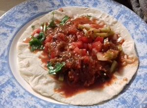 Una foto de Taquitos de nopal con polvo de camarón y salsa quebrada borracha. (tacos mexicanos veganos)