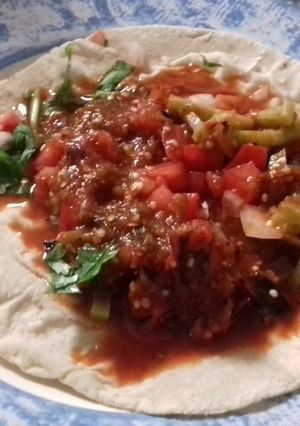 Una foto de Taquitos de nopal con polvo de camarón y salsa quebrada borracha. (tacos mexicanos veganos)